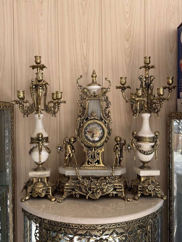 ست ساعت رومیزی و شمعدان با بدنه ی برنزی و سنگی