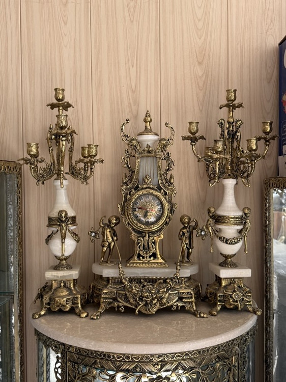 ست ساعت رومیزی و شمعدان با بدنه ی برنزی و سنگی